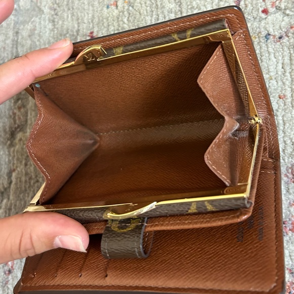 Louis Vuitton Kisslock Wallet - Picture 12 of 17